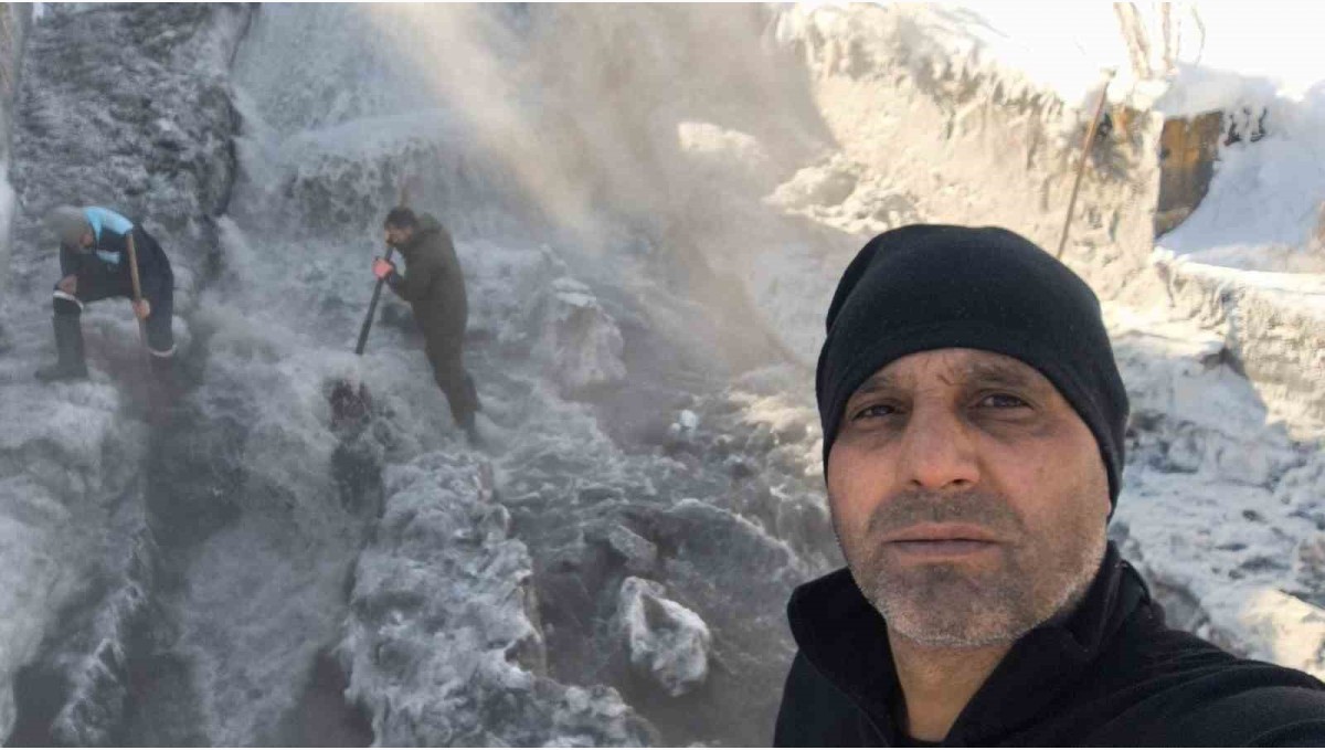 Kars'ta HES çalışanlarının eksi 30 derece soğukta 'buz kırma' mesaisi