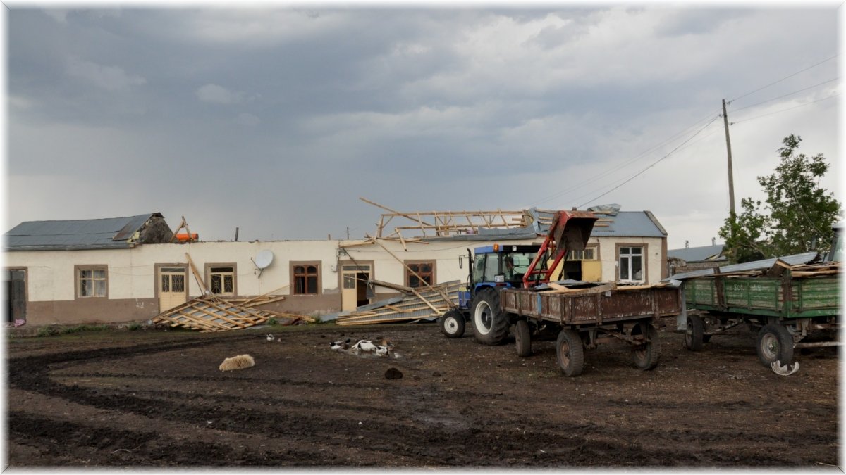 Kars'ta hortum çatıları uçurdu