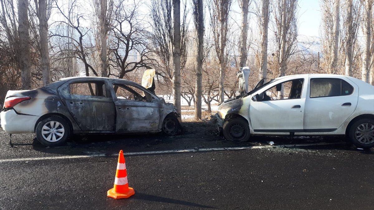 Kars'ta iki otomobil çarpıştı: 3 yaralı