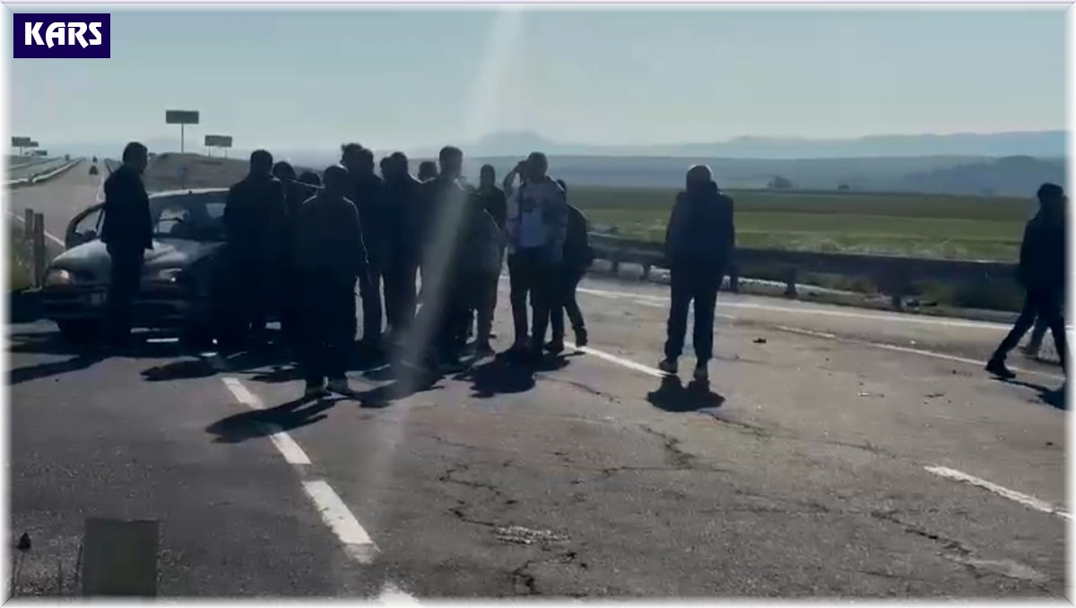 Kars'ta iki otomobil çarpıştı: 3 yaralı