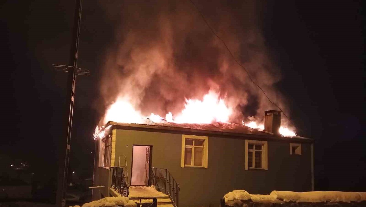 Kars'ta imam evi alev alev yandı