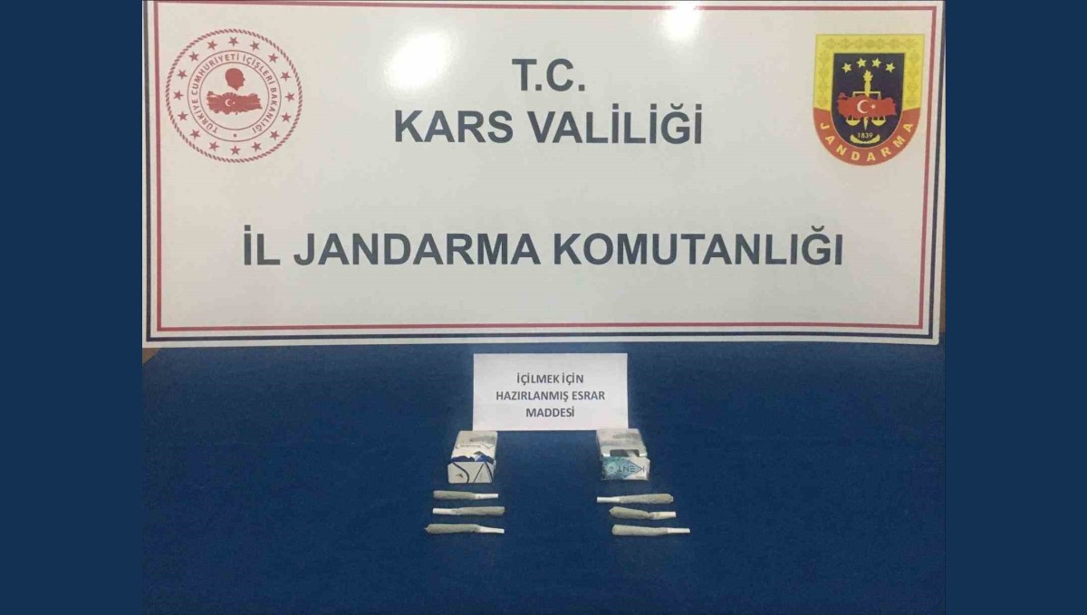 Kars'ta İranlıların sigara paketine sakladığı uyuşturucu jandarmaya takıldı