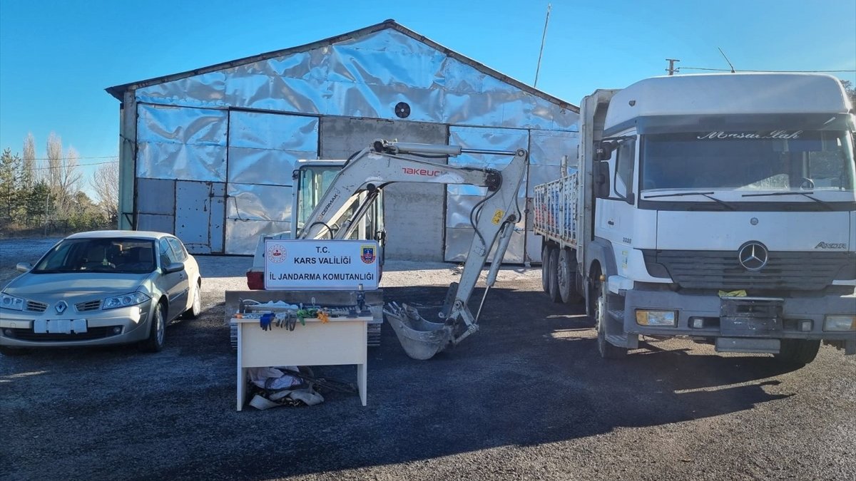 Kars'ta iş makinalarıyla define arayan 7 kişi yakalandı