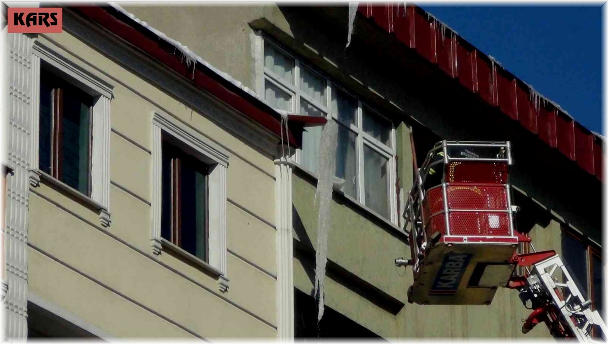 Kars'ta itfaiye ekipleri buz sarkıtlarını temizledi