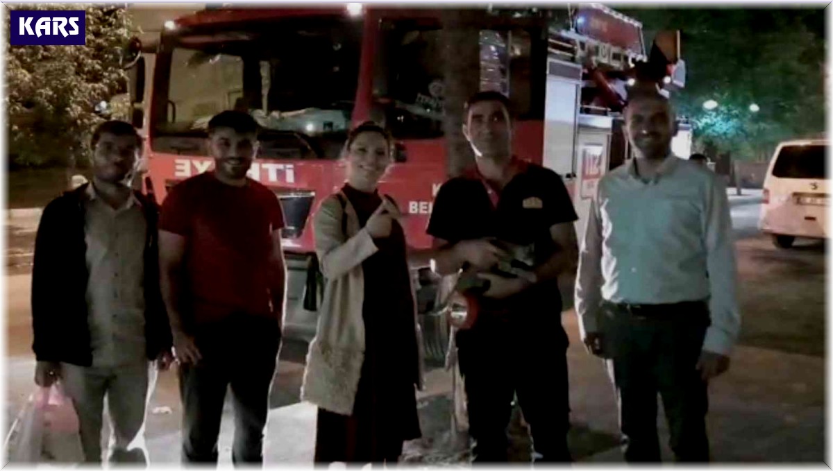 Kars'ta itfaiyeden kedi kurtarma operasyonu