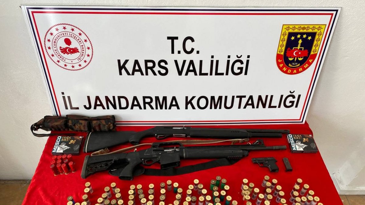 Kars'ta jandarma cinayet silahlarını ele geçirdi