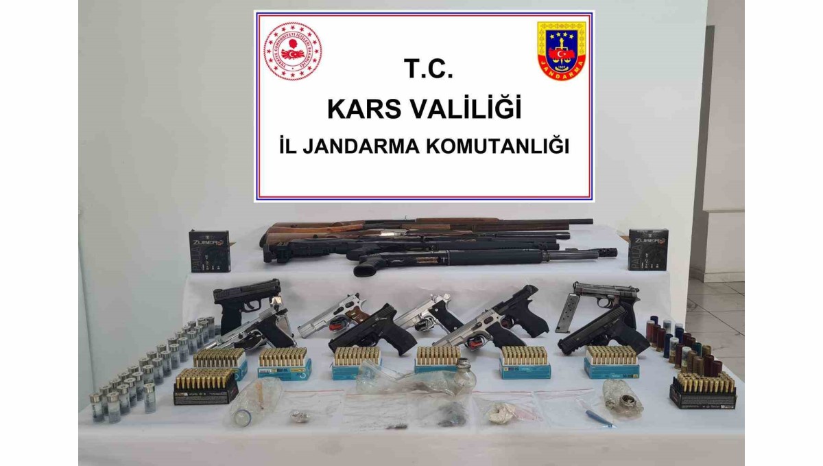 Kars'ta Jandarma'dan silah ve uyuşturucu operasyonu