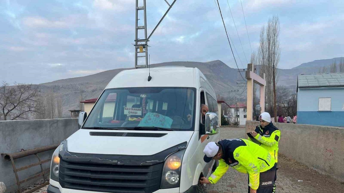 Kars'ta jandarma okul servislerini denetledi