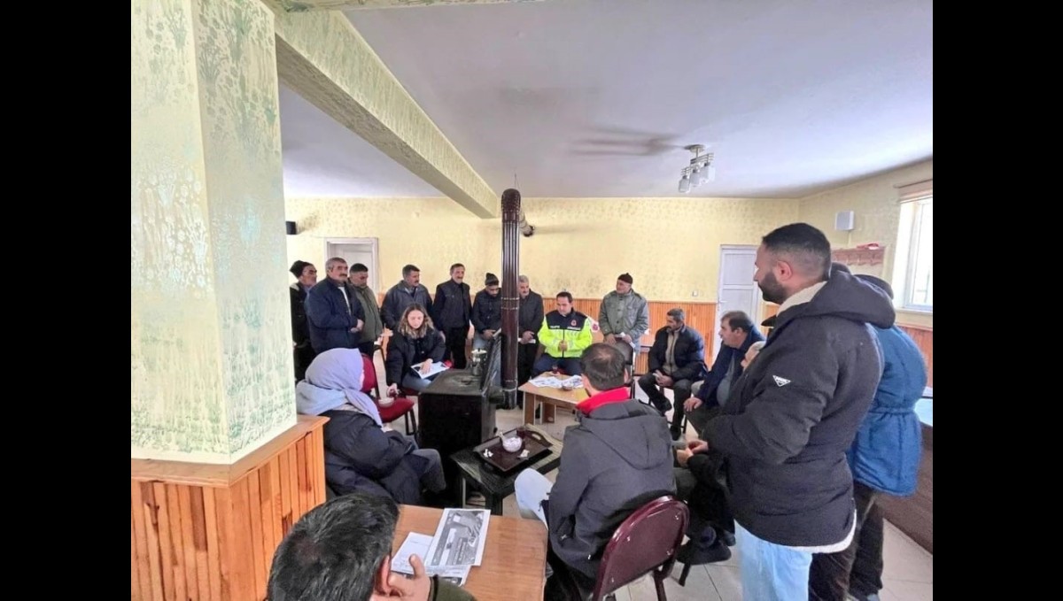 Kars'ta Jandarma, tarım aletleri için güvenlik işaretleri konusunda bilgilendirme yaptı