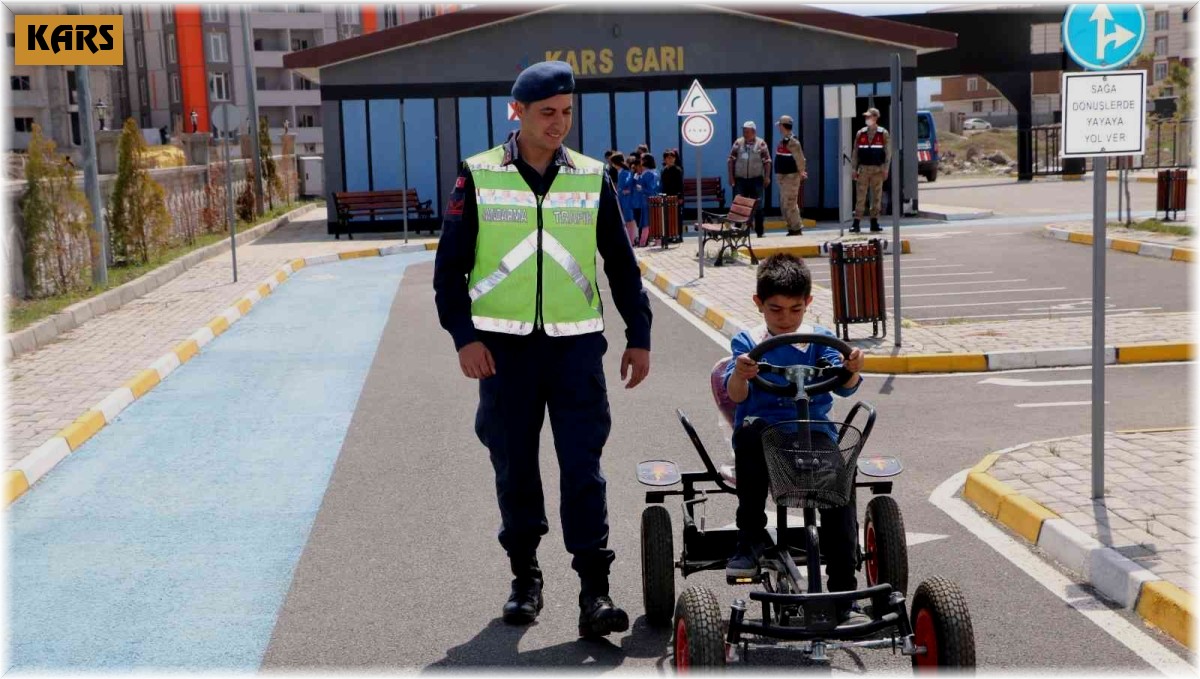 Kars'ta jandarmadan çocuklara trafik eğitimi