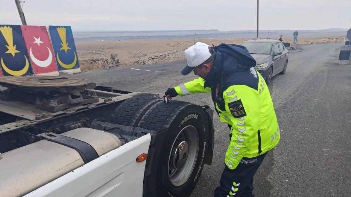 Kars'ta jandarmadan kış lastiği denetimi