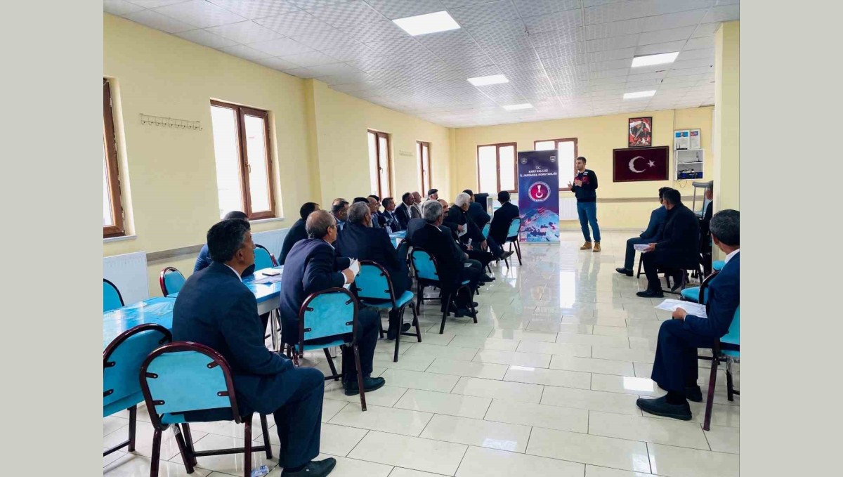 Kars'ta jandarmadan siber farkındalık eğitimi