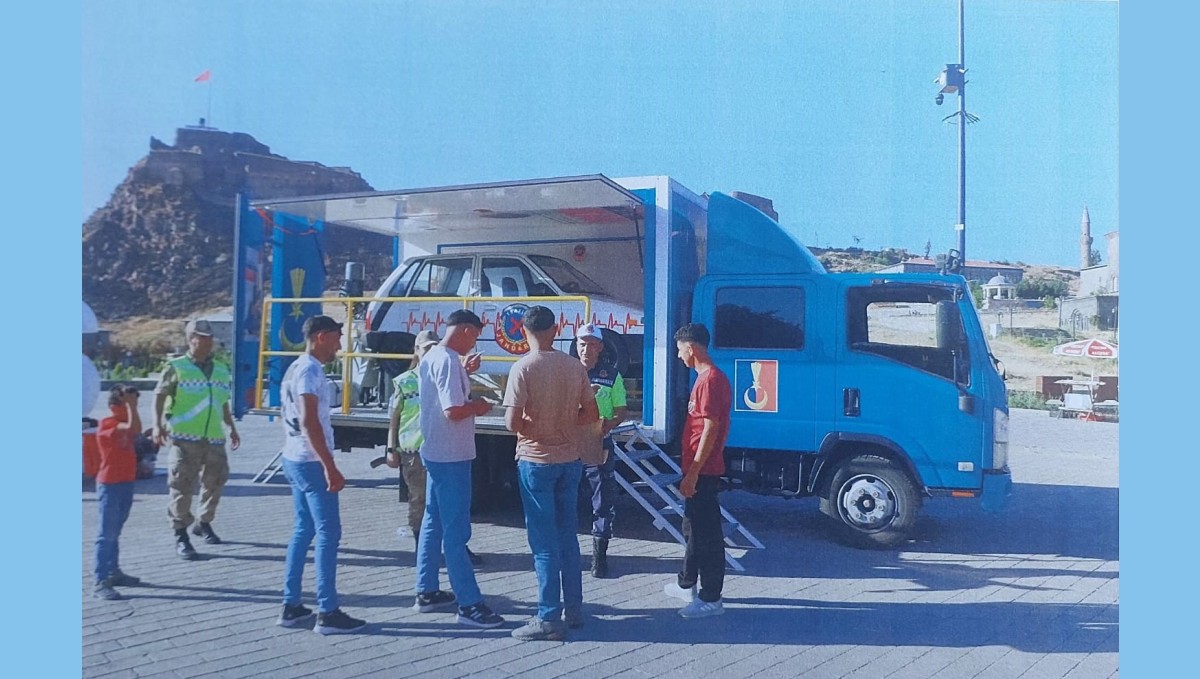 Kars'ta jandarmadan simülasyonlu emniyet kemeri uygulaması