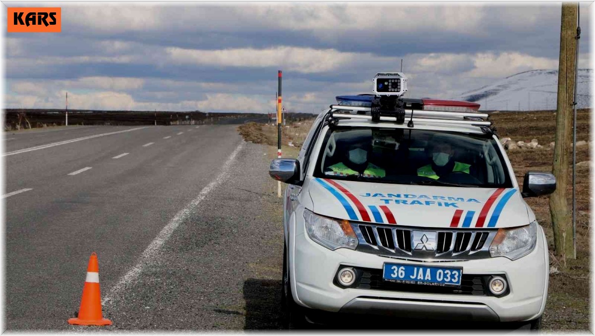 Kars'ta jandarmanın trafik kontrolleri sürüyor