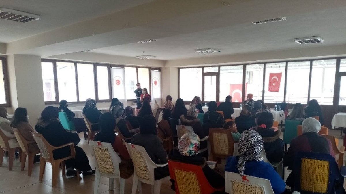 Kars'ta kadına şiddet bilgilendirme toplantıları sürüyor