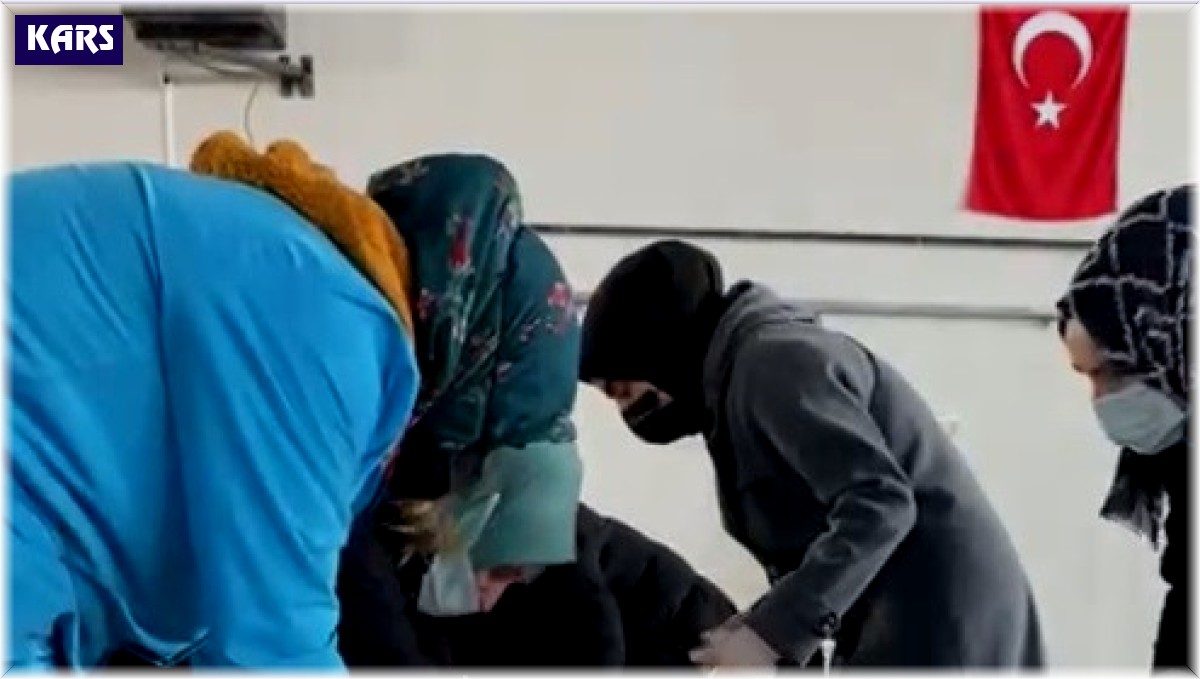 Kars'ta kadınlar pişirdikleri ekmekleri deprem bölgesine gönderdi