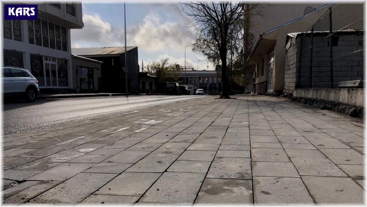 Kars'ta kaldırım ve yol çalışmaları sürüyor