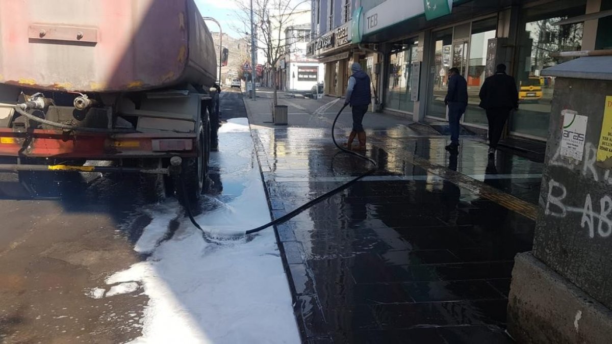 Kars'ta kaldırımlar köpüklü suyla yıkanıyor