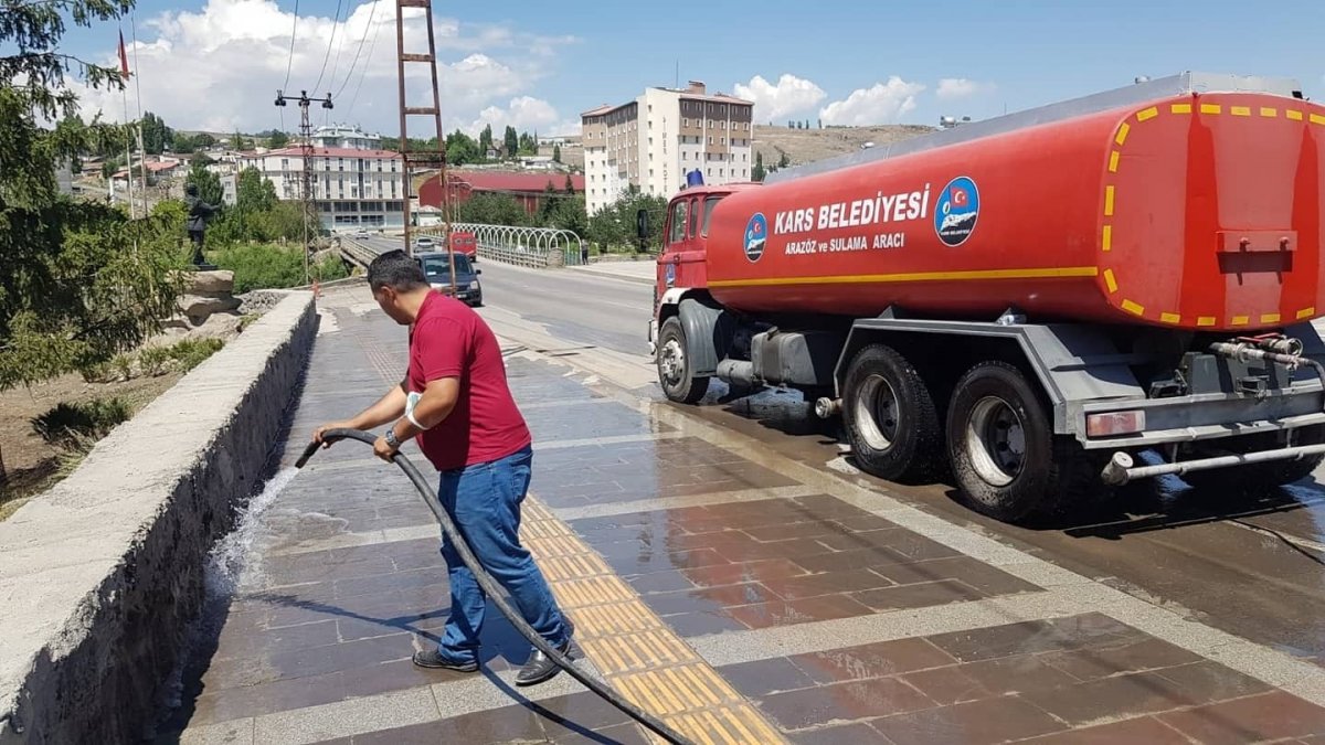 Kars'ta kaldırımlar tazyikli suyla yıkanıyor