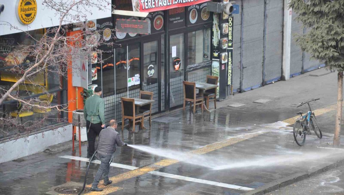 Kars'ta kaldırımlar tazyikli suyla yıkanıyor