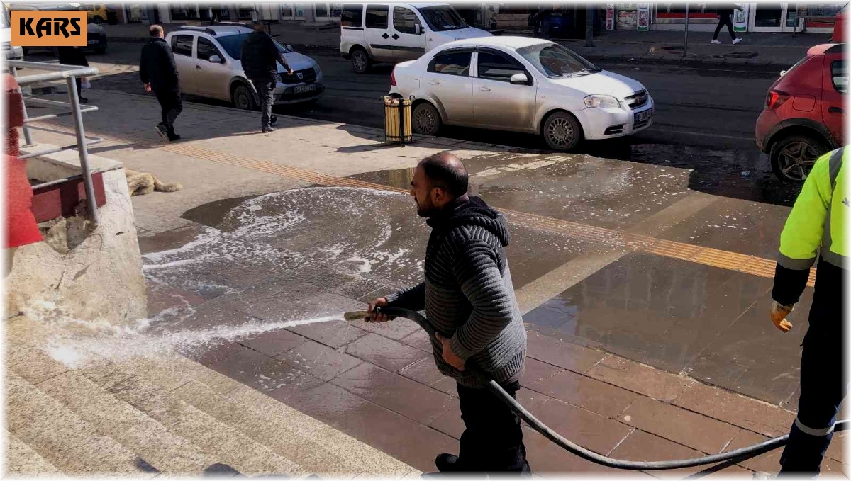 Kars'ta kaldırımlar tazyikli suyla yıkanıyor