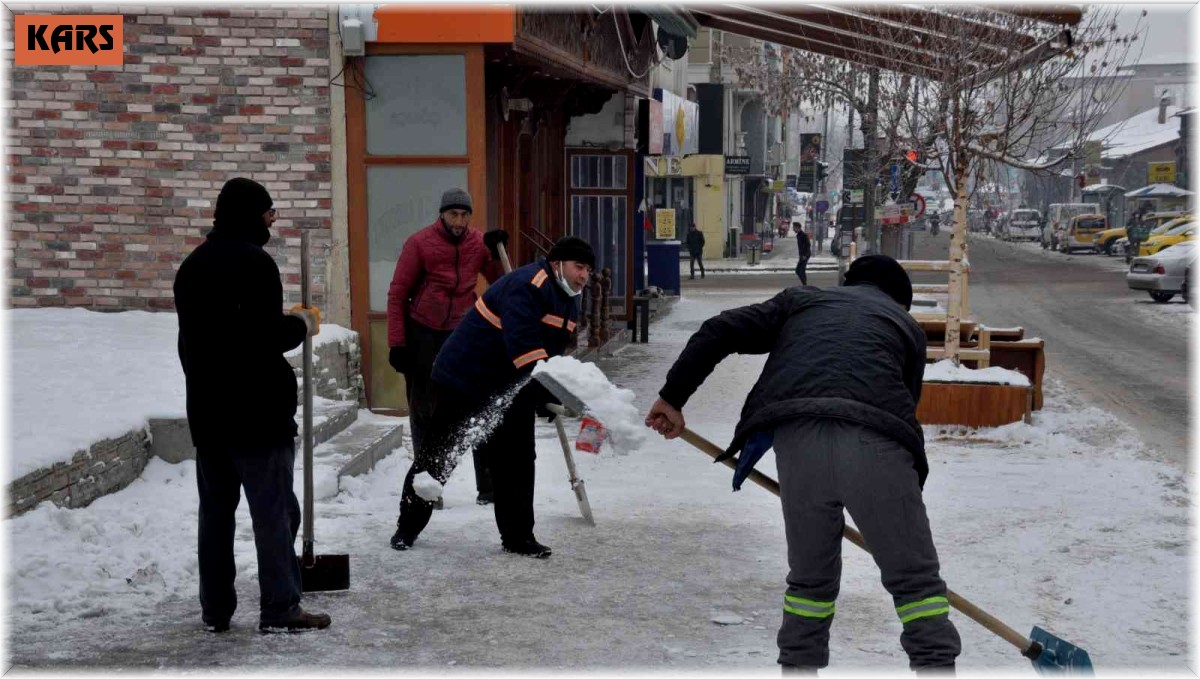 Kars'ta kaldırımların buz ve karı temizleniyor
