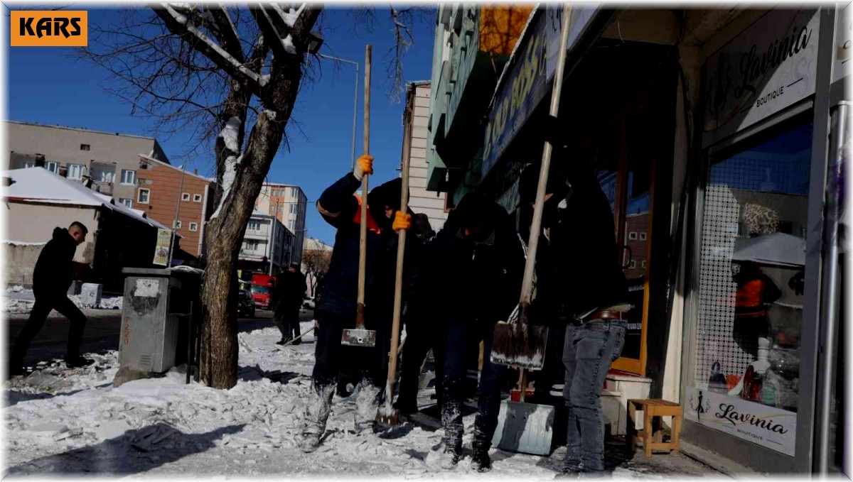 Kars'ta kaldırımların kar ve buzu temizleniyor
