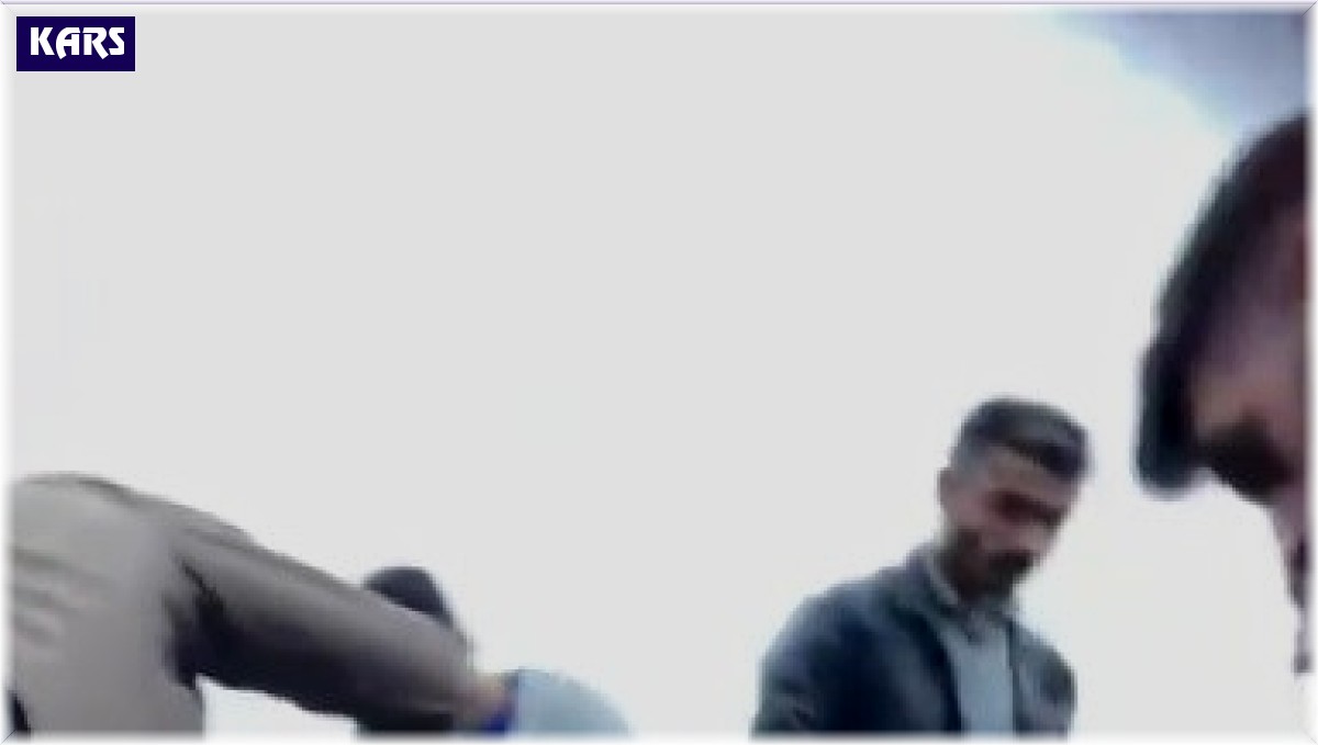 Kars'ta kamyon devrildi, gıda maddeleri etrafa savruldu