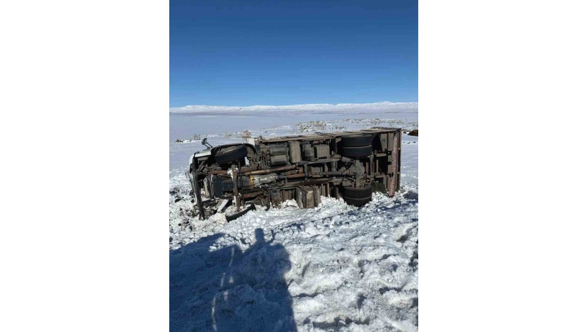 Kars'ta kamyon şarampole devrildi: 1 yaralı