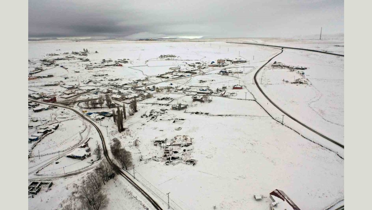 Kars'ta kar 11 köy yolunu kapattı