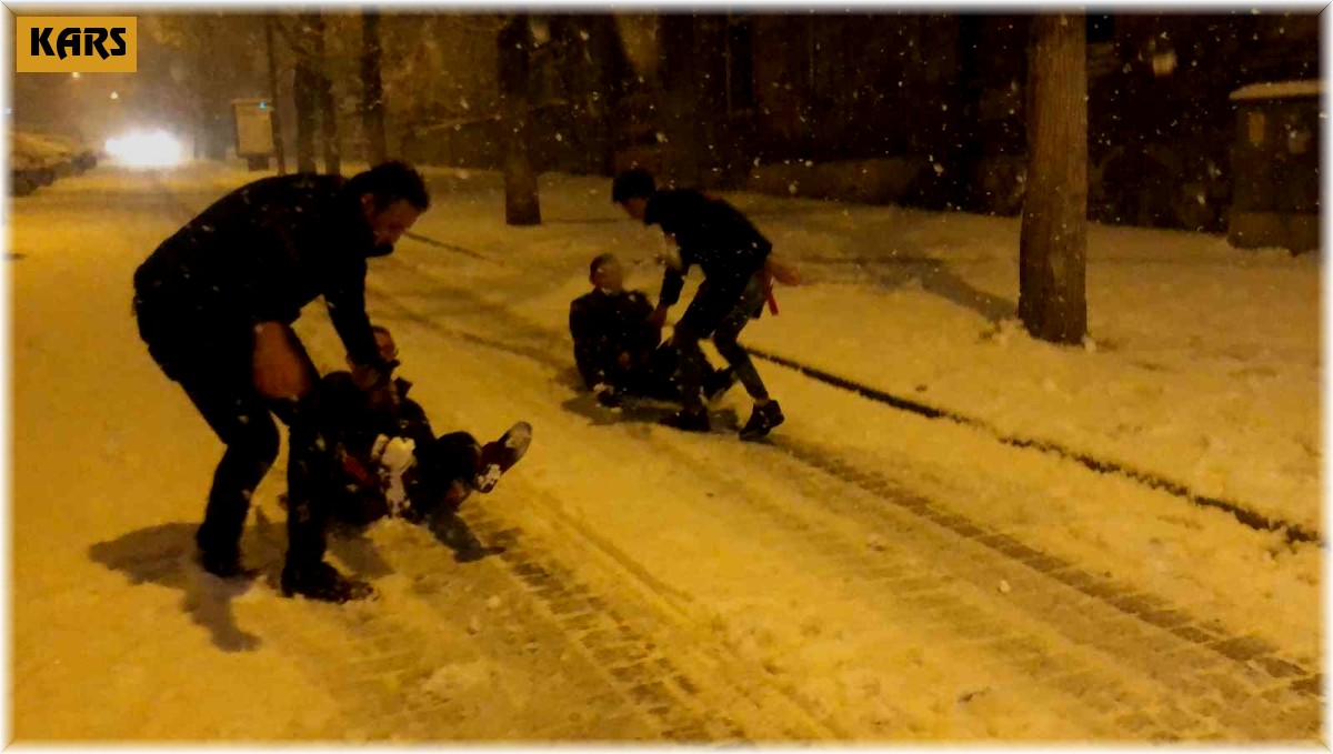 Kars'ta kar altında çocuklar gibi eğlendiler