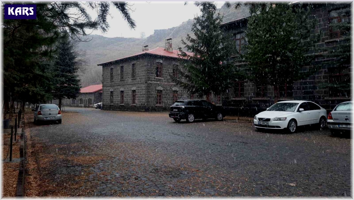 Kars'ta kar altında halay çektiler