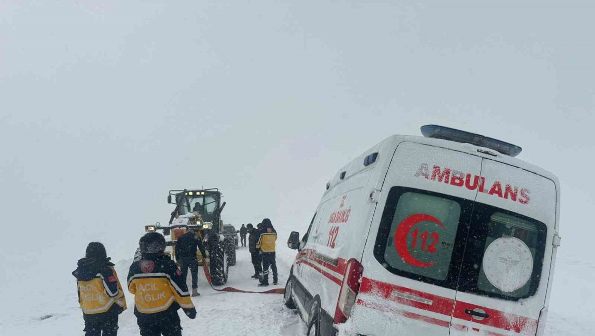 Kars'ta kar esareti: Karda mahsur kalan ambulansların imdadına özel idare yetişti