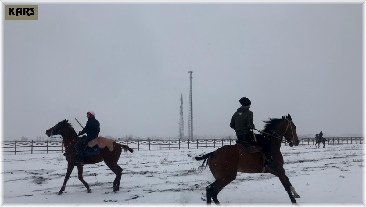 Kars'ta kar üstünde cirit gösterisi
