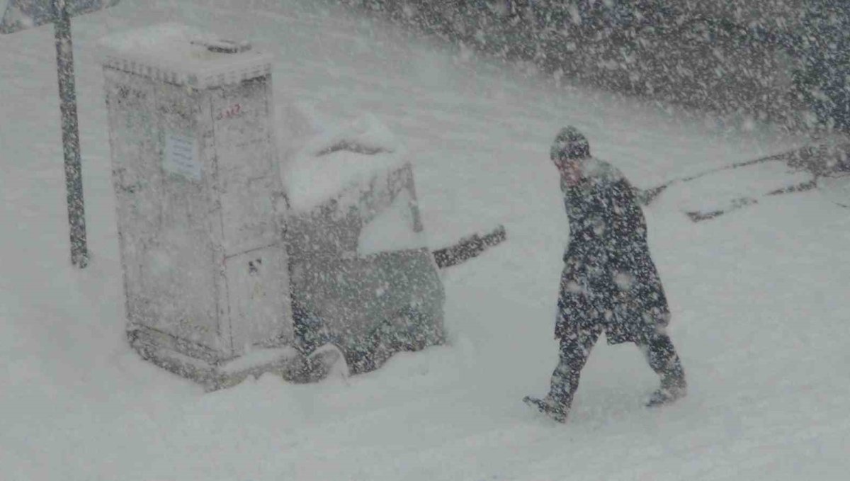 Kars'ta kar ve tipi geçit vermiyor: 52 köy yolu ulaşıma kapandı
