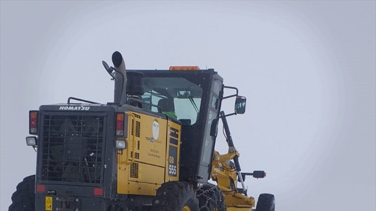 Kars'ta kar ve tipi nedeniyle 31 köy yolu ulaşıma kapandı