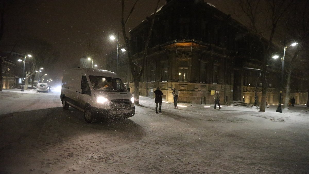 Kars'ta kar ve tipi nedeniyle bazı araçlar yolda kaldı