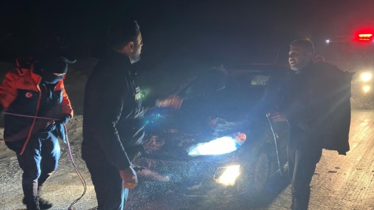 Kars'ta kar ve tipi nedeniyle yolda kalan 9 araç kurtarıldı