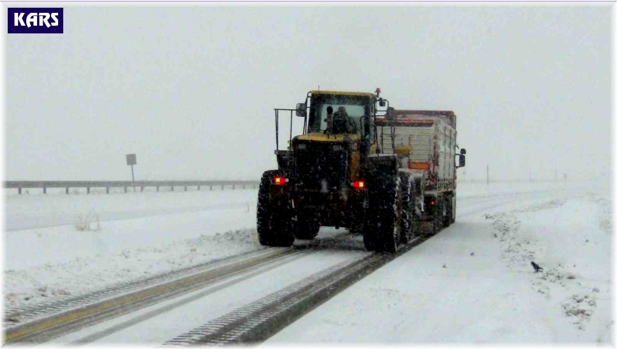 Kars'ta kar ve tipi ulaşımı felç etti