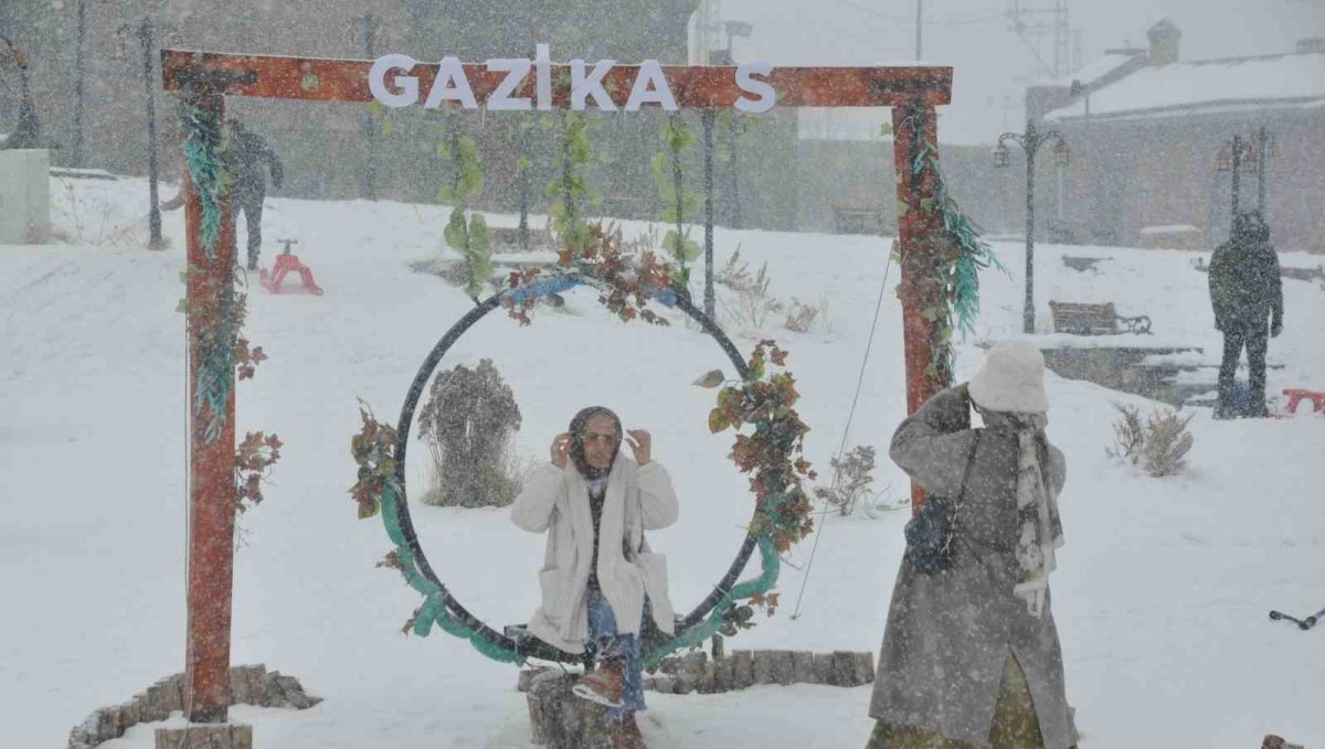 Kars'ta kar yağışı eğlenceye dönüştü