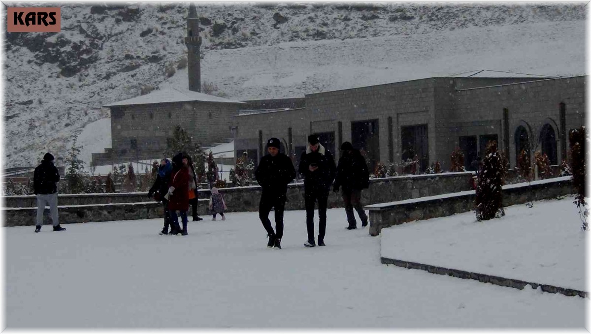 Kars'ta kar yağışı etkili oluyor