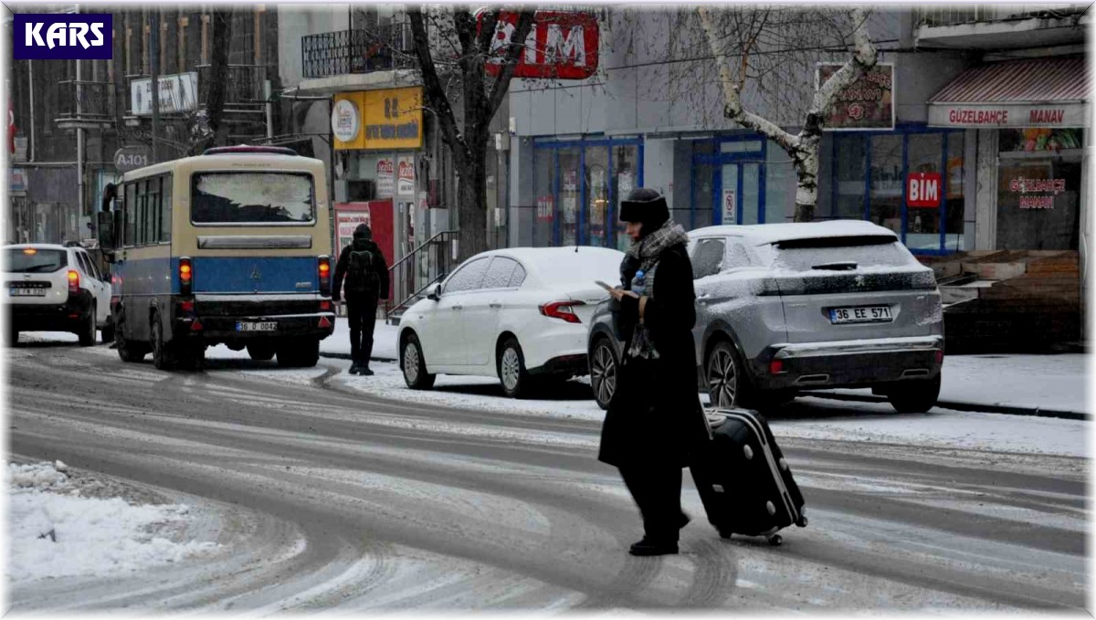 Kars'ta kar yağışı hayatı olumsuz etkiledi