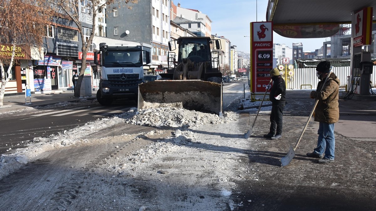 Kars'ta kar yığınları kamyonlarla şehir dışına taşınıyor