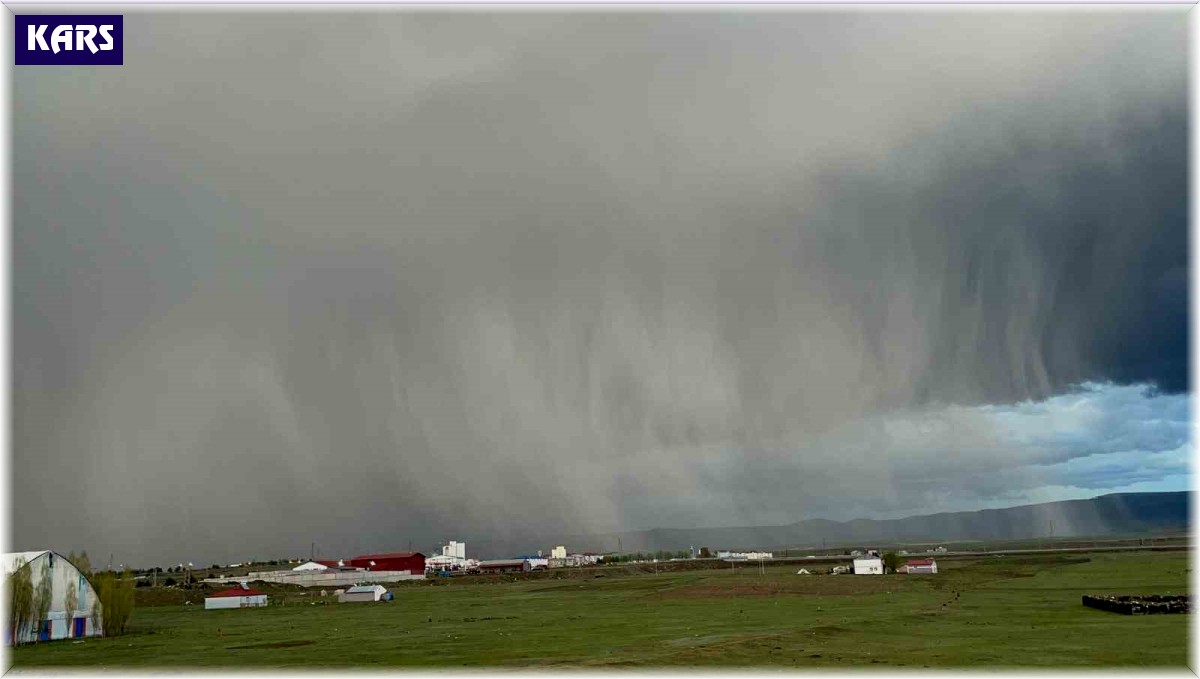 Kars'ta kara bulutlar gündüzü geceye çevirdi