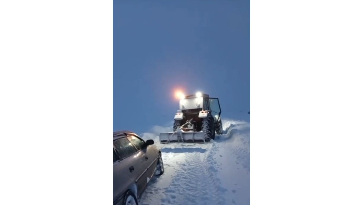 Kars'ta kara saplanan aracı vatandaş traktörüyle kurtardı