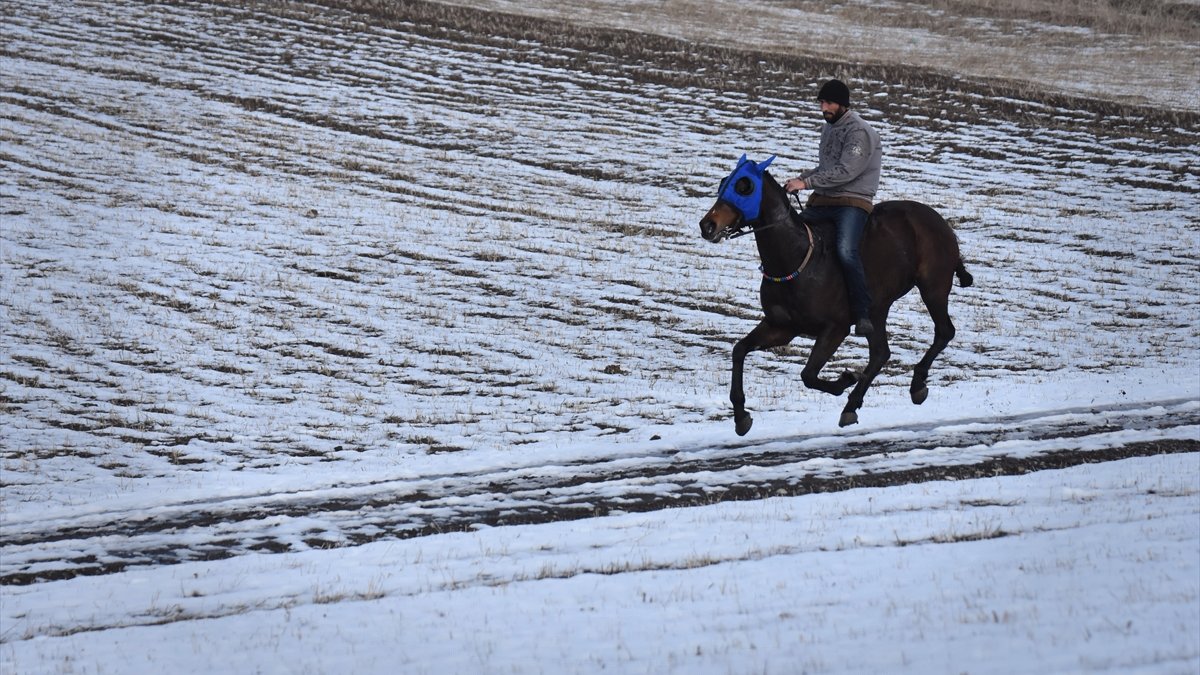 Kars'ta karla kaplı alandaki 'Geleneksel At Yarışı' renkli görüntüler oluşturdu