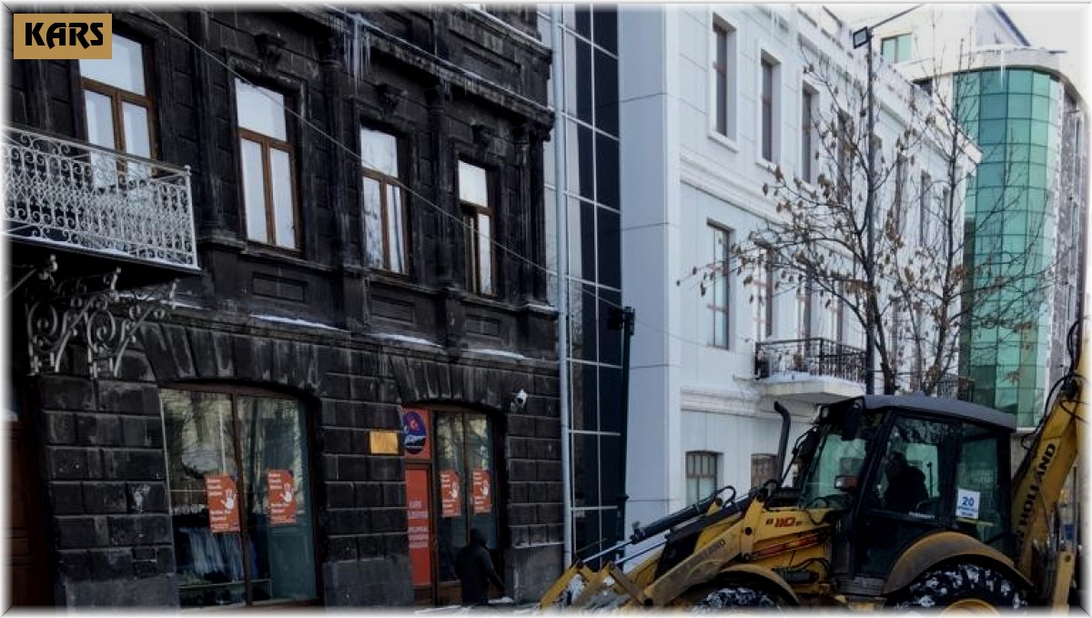 Kars'ta karla mücadele sürüyor