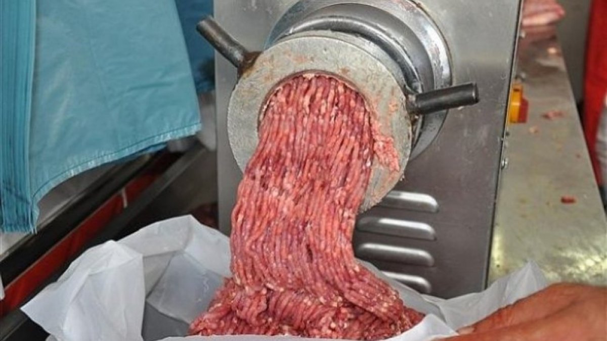 Kars'ta kasapların kıyma mesaisi başladı