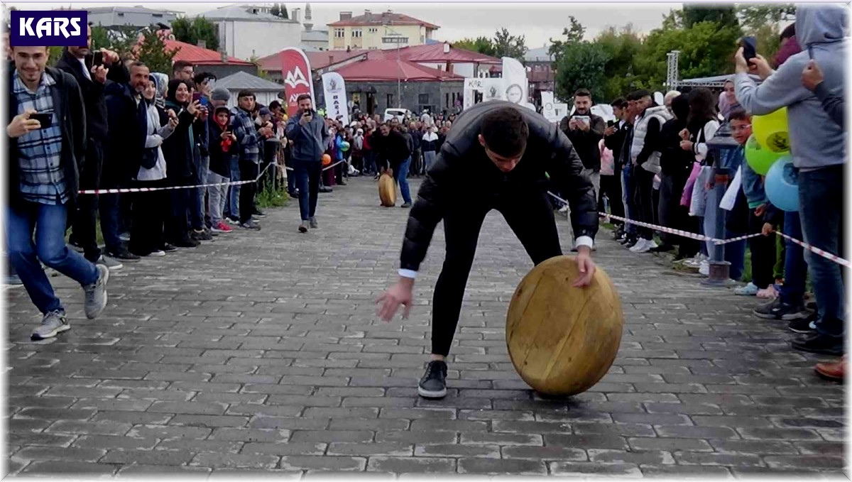 Kars'ta kaşar yuvarlama yarışı nefes kesti