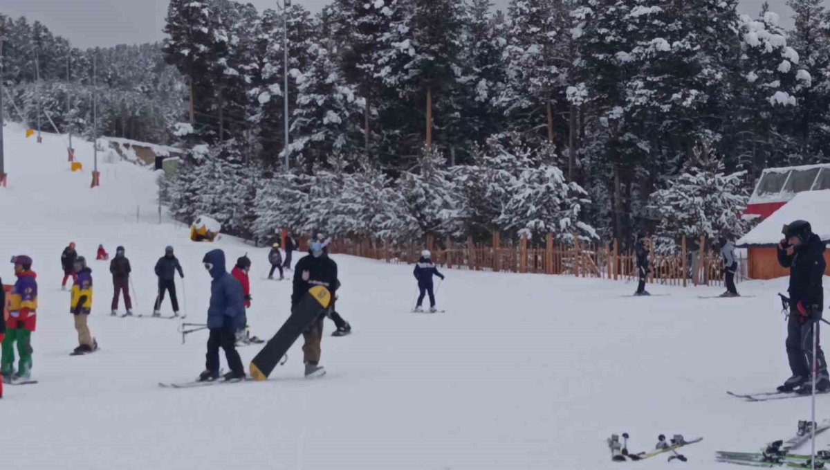 Kars'ta kayak heyecanı sürüyor